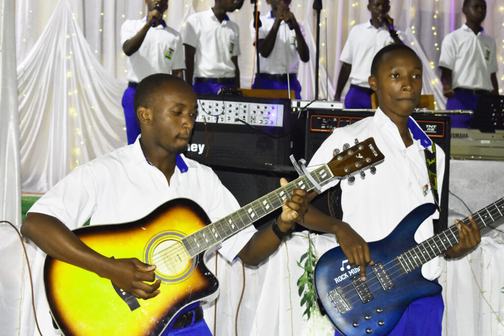 Bande ya Seminari yatangiye Isusurutsa abitabiriye Igitaramo mu ndirimbo za Karahanyuze