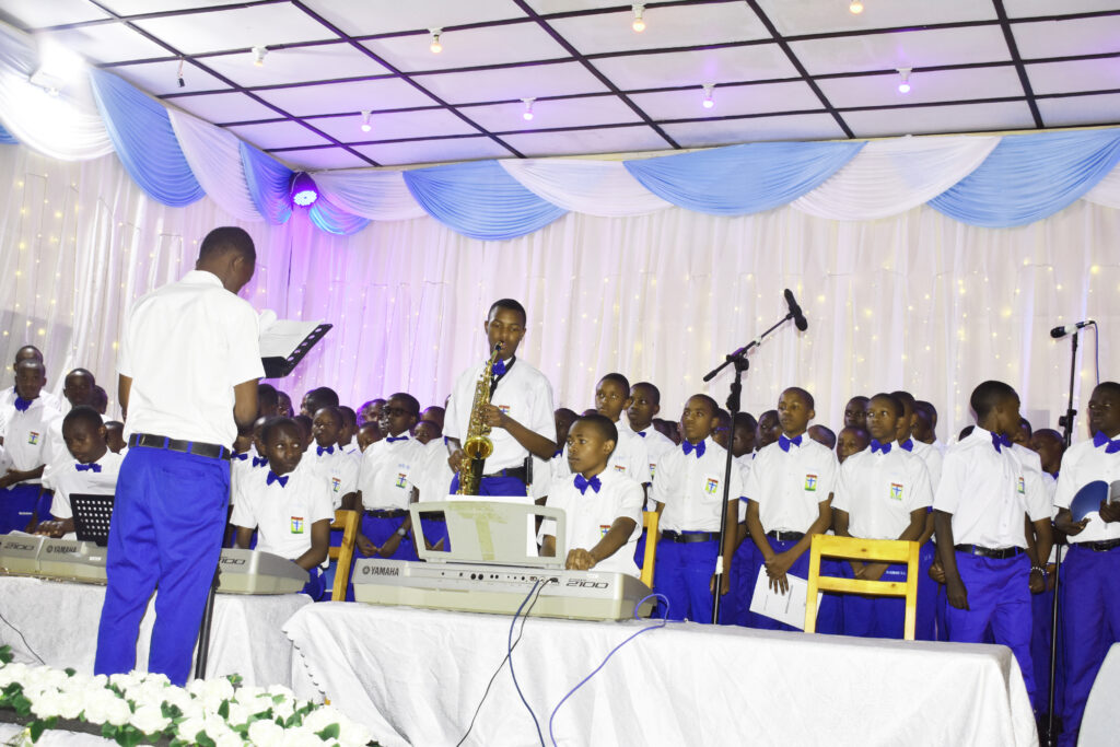 Hakurikiyeho Korali ya Seminari yakunzwe n'abitabiriye iki gitaramo kubera ubuhanga budasanzwe yagaragaje