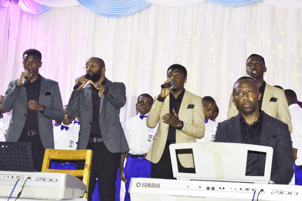 The Bright Five Singers mu ndirimbo igizwe n'amagambo atatu yagaragaje urwego rukomeye rwa Muzika
