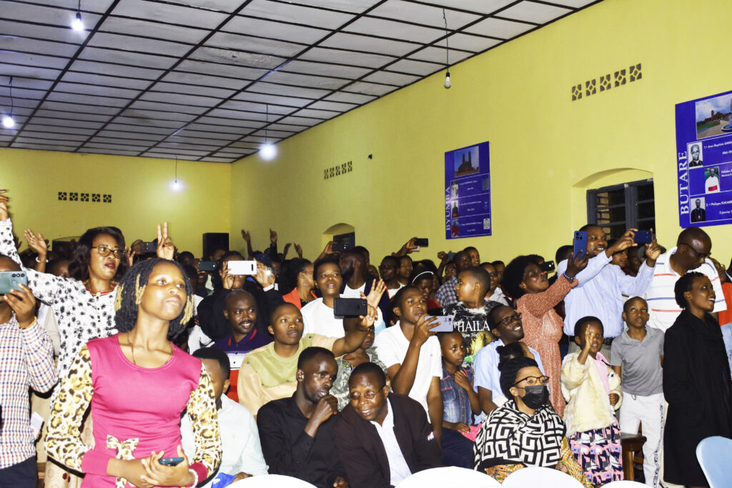 Abapadiri abihayimana n'abakunzi ba Seminari bari baje ari benshi gushyigikira Muzika ya Seminari