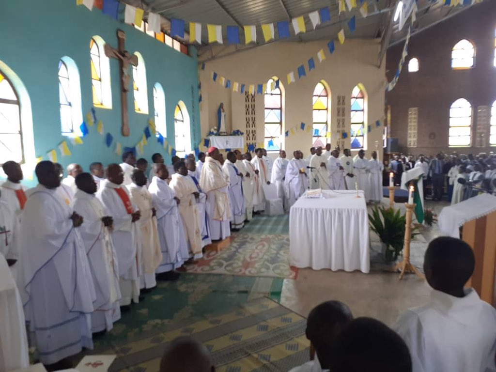 Abapadiri bitabiriye ku bwinshi ibirori byo gutangiza paruwasi ya Nyabirasi.
