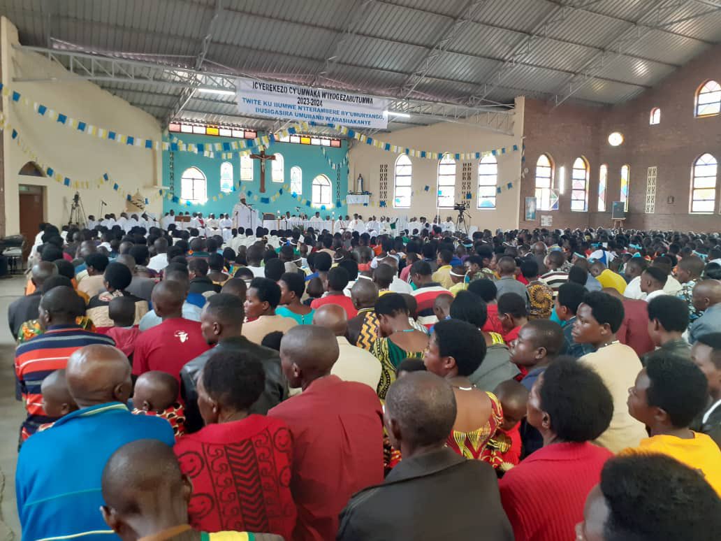Abakristu ba Nyabirasi bitabiriye ari benshi ibirori byo gutaha paruwasi yabo bari bategereje imyaka 8