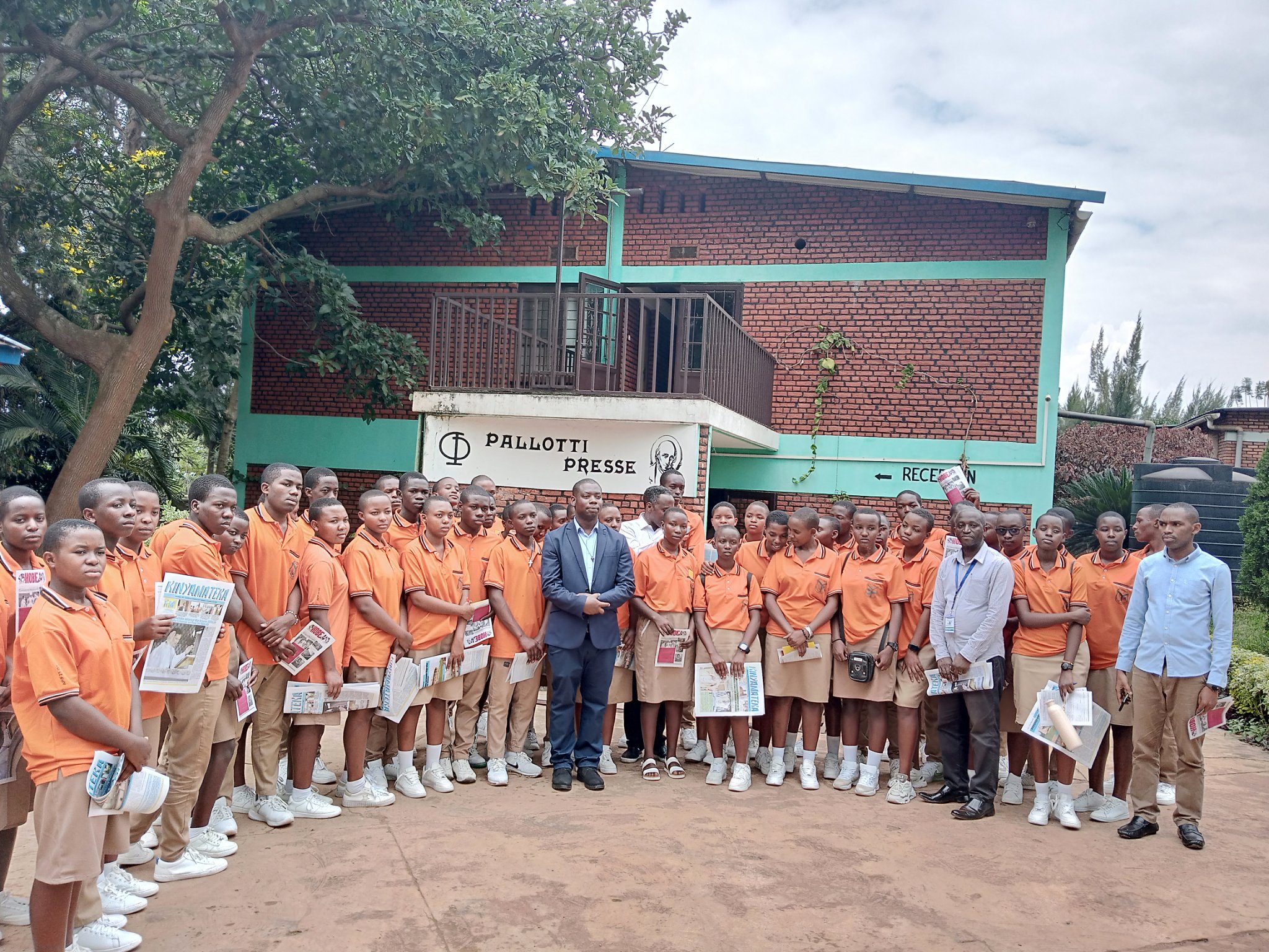 Abanyeshuri biga muri Lycee Saint Alexandre de MUHURA bishimiye kugera ahandikirwa "Hobe" na "Kinyamateka"