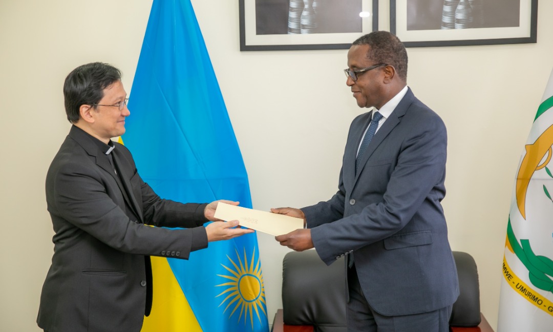 Arikiyepisikopi Arnaldo CATALAN yashyikirije Minisitiri w'Ububanyi n'Amahanga w'u Rwanda Ibyangombwa bimwemerera guhagararira Papa mu Rwanda