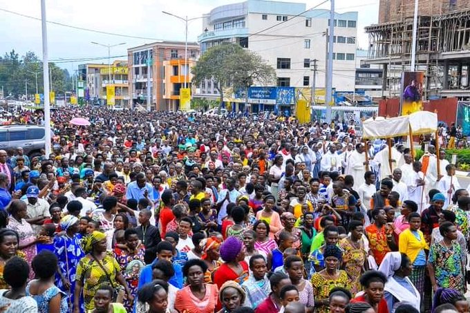 Imbaga y'Abakristu ba diyosezi ya Ruhengeri bari kumwe n'umwepiskopi wabo batambagije Isakaramnetu Ritagatifu mu mugi wa Musanze