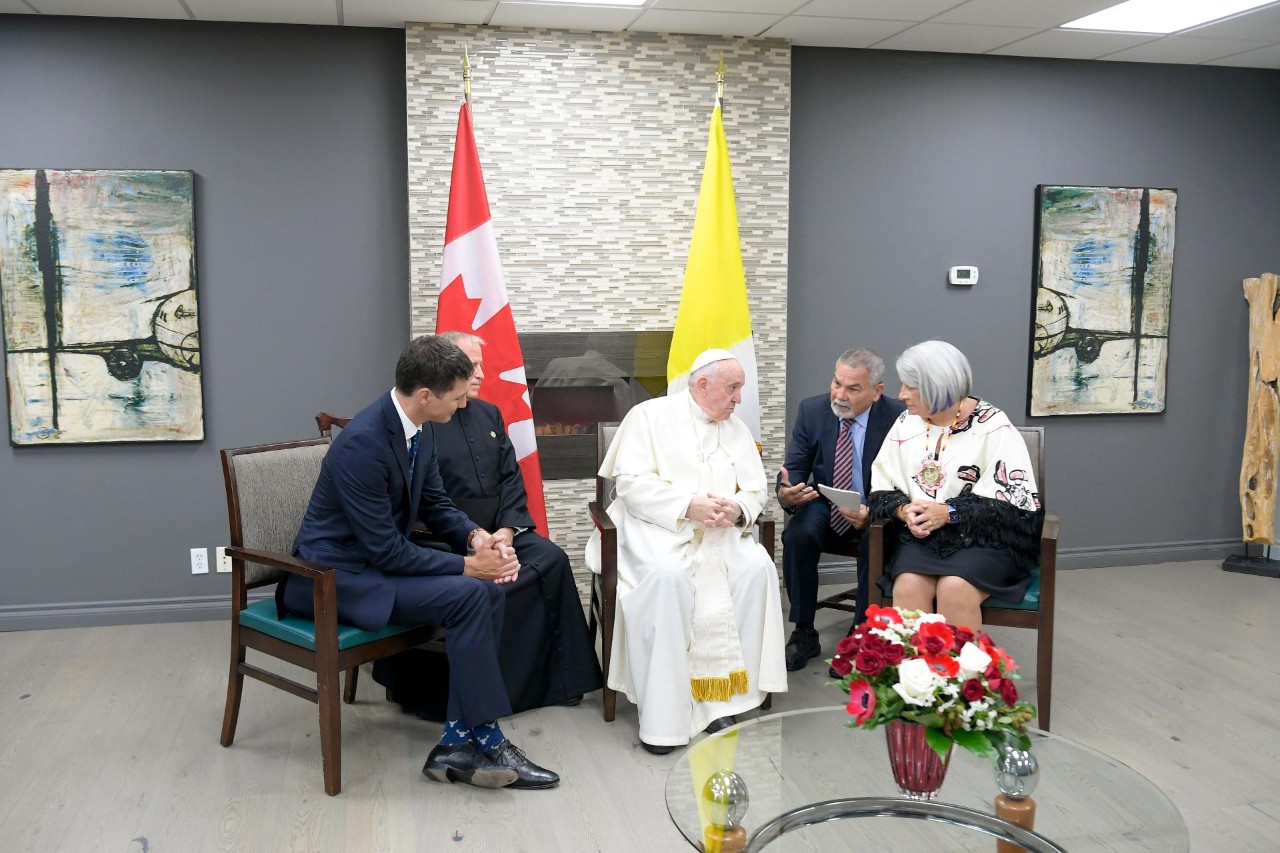 Minisitiri w'Intebe wa Canada Justin Trudeau n'abandi bayobozi bakuru bakiriye Papa Fransisiko ku Kibuga cy'indege