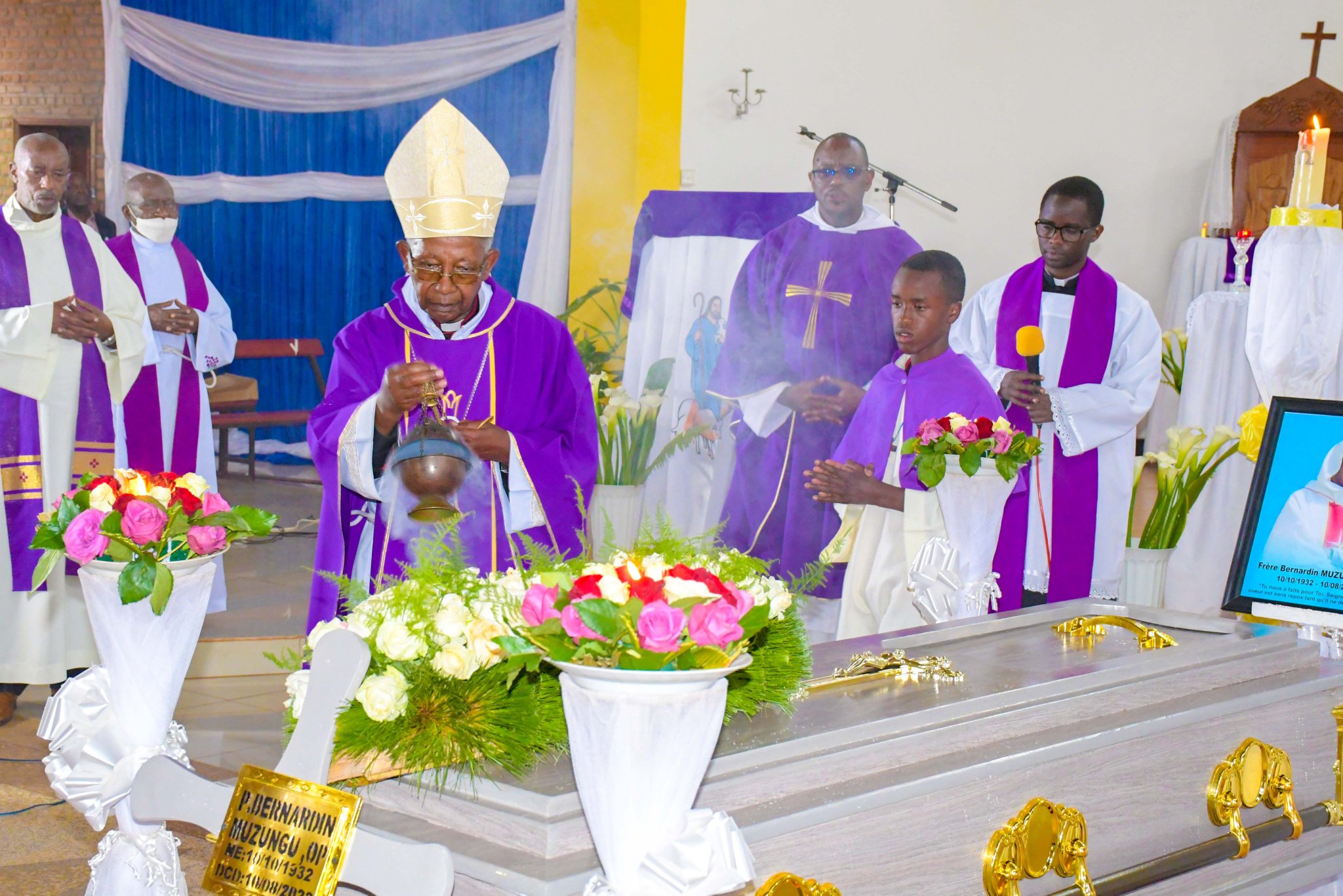 Kurikira Umuhango wo guherekeza no gushyingura Padiri Muzungu Bernardin wabereye muri Paruwasi ya Ndera kuri uyu wa 13 Kanama 2022