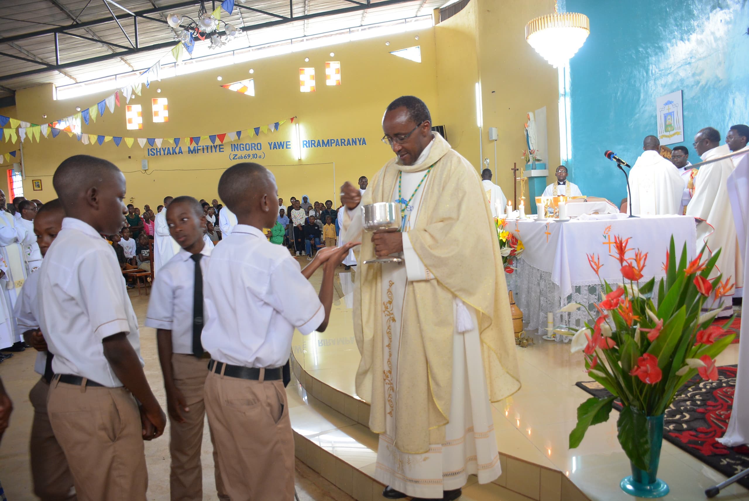 Guhimbazanya Misa y’Amavuta n’abaseminari, ni icyizere cyo kudasaza k'ubusaseridoti-Myr Sinayobye
