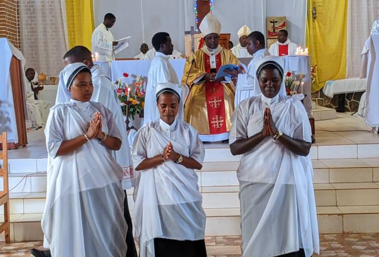 Ababikira 7 bo mu muryango w’Inshuti z'abakene bakoze amasezerano ya burundu abandi  3 bakora aya mbere