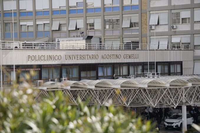 Abakristu bakomeje gusabira Papa Fransisiko urwaye akaba ari mu bitaro