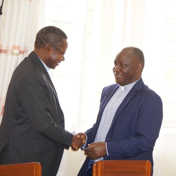 Myr Balthazar Ntivuguruzwa asuhuza Myr JMV Twagirayezu Umwepiskopi wa Kibungo uherutse kwimikwa.