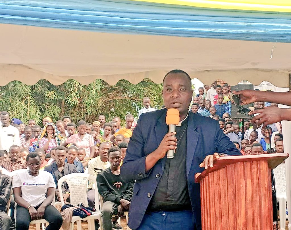 Ni akaga kubona umuntu ukiri muto wasinze-Padiri Ndagijimana ushinzwe urubyiruko