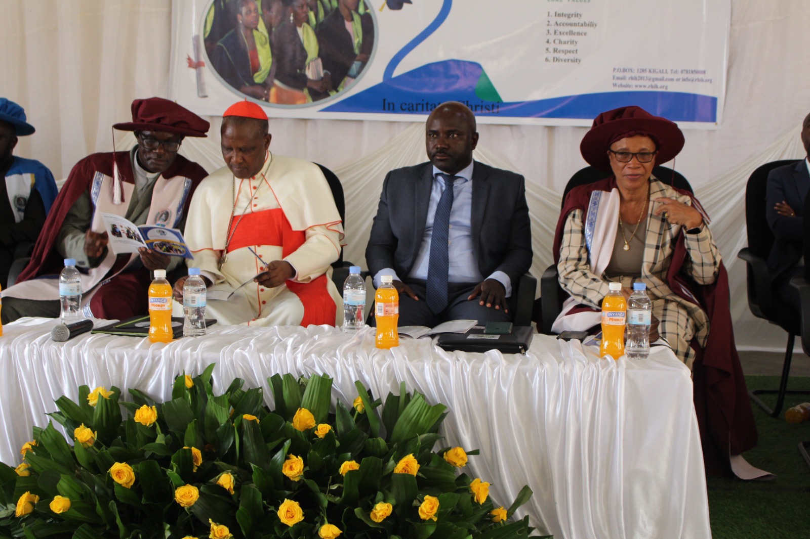 Abarimo Guverineri w'Intara y'Amajyaruguru, Mugabowagahunde Maurice na Dr. Rose Mukankomeje uyobora Inama nkuru y'amashuri makuru na Kaminuza (HEC) bitabiriye umuhango wo gutanga impamyabumenyi mu Ishuri rikuru ry'Ubuzima rya Ruli ku nshuro ya Karindwi