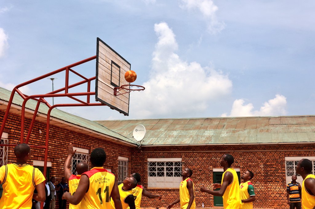 Nyuma ya Volleyball hakinwe Basketball maze Byumba itsinda Nyundo amanota 23-15
