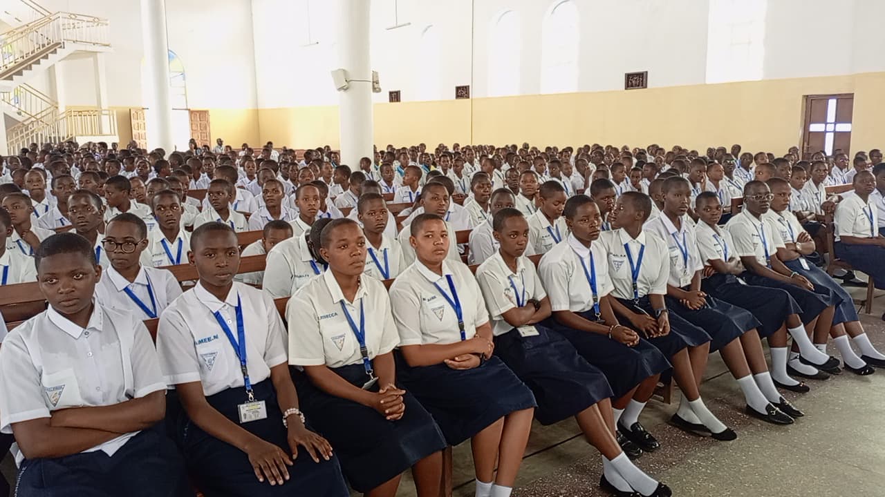 Ishuri ryisunze Bikiramariya umwamikazi wa Lourdes Byimana ryahimbaje umunsi mukuru wa Bikiramariya umurinzi waryo.