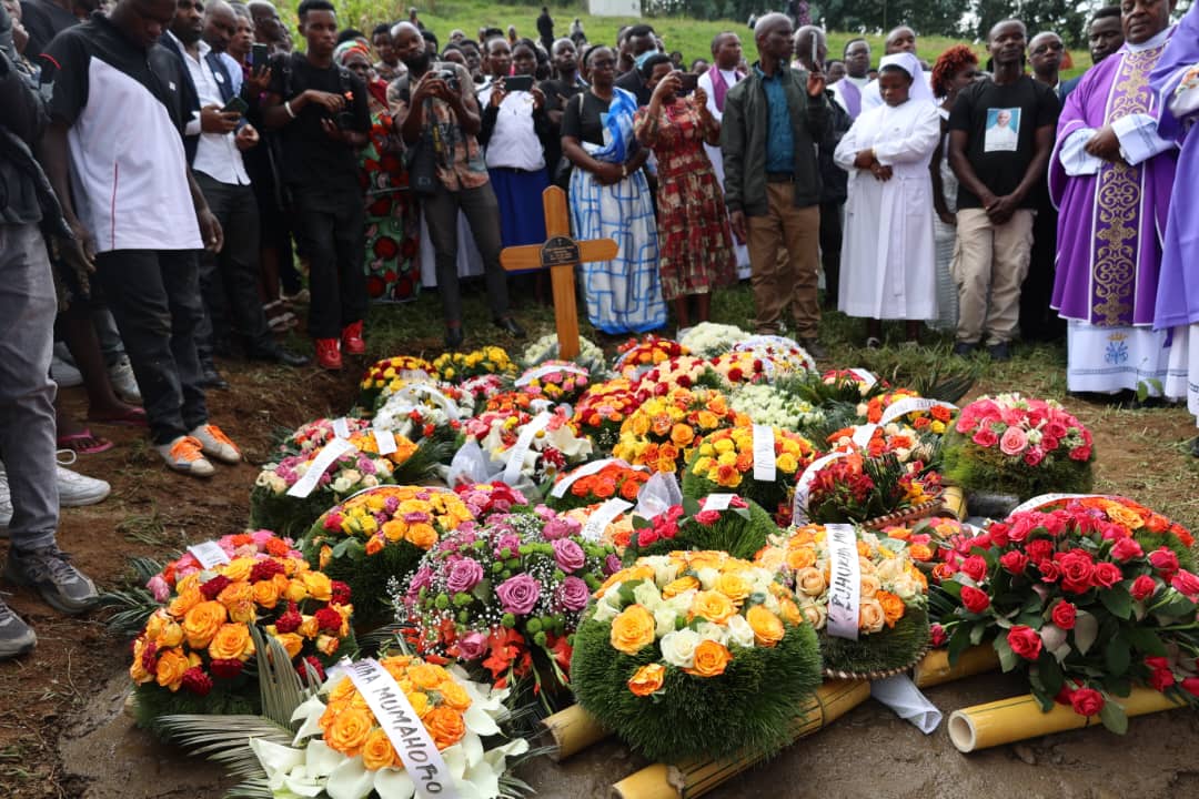 Abo mu muryango wa Padiri SEKABARA JMV Muzeyi, abana yareze n'inshuti ze baje ari benshi kumusezeraho bwa nyuma.
