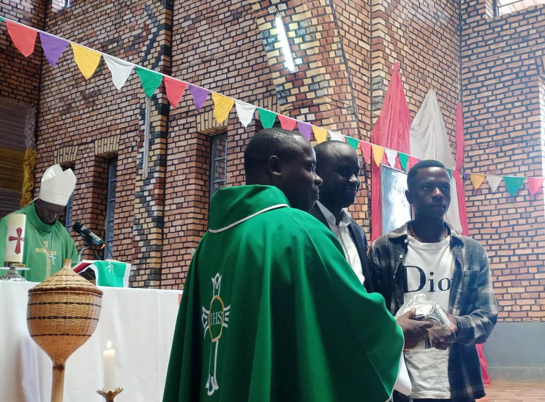 Umuyobozi w'akarere ka Gisagara ni umwe mubatanze ibihembo. Mayor Rutaburingoga Jerome yashimiye imbaraga z'urubyiruko rwa Kiliziya mu bikorwa bitandukanye bya Leta