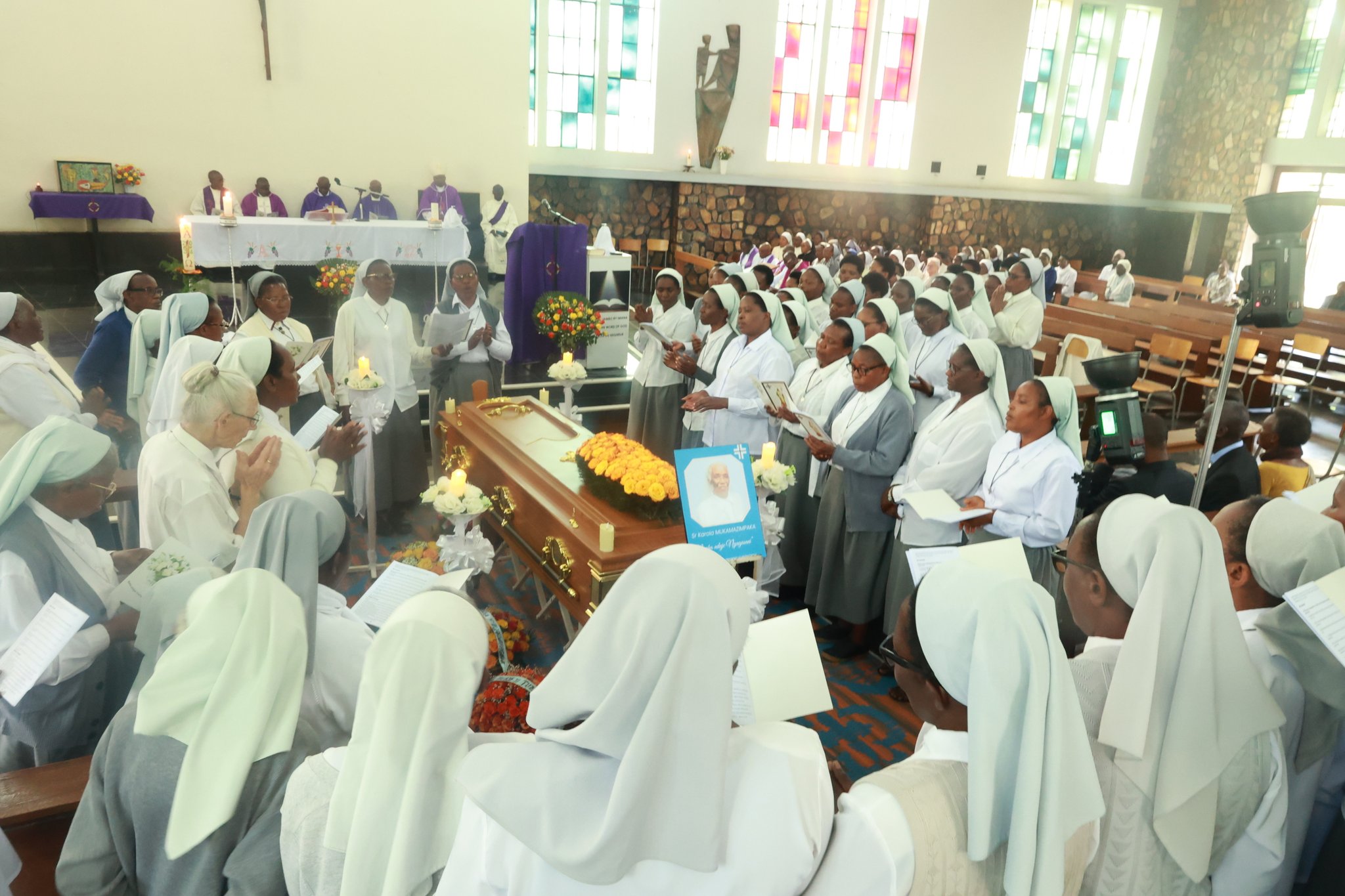 Mama Karola Mukamazimpaka Umubikira wa mbere w’umu Berenaridine mu Rwanda witabye Imana , yashyinguwe.