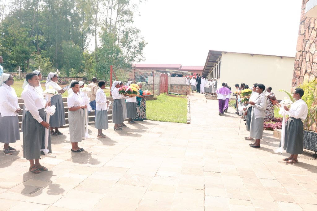Ababikira b'ababerenaridine basezeye kuri mukuru wabo wabatanze kwinjira muri uyu muryango
