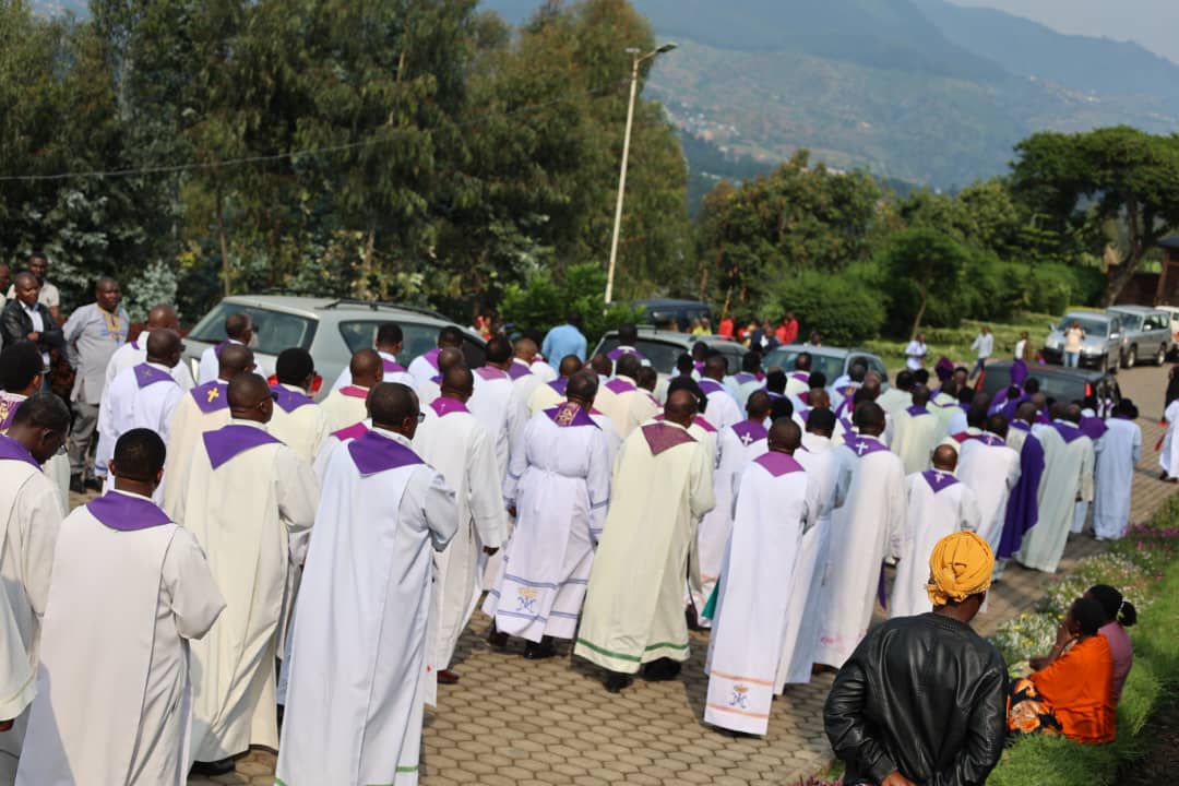 Abapadiri n'abihayimana baje ari benshi guherekeza no gusezera bwa nyuma kuri padiri Jean Marie Muzeyi