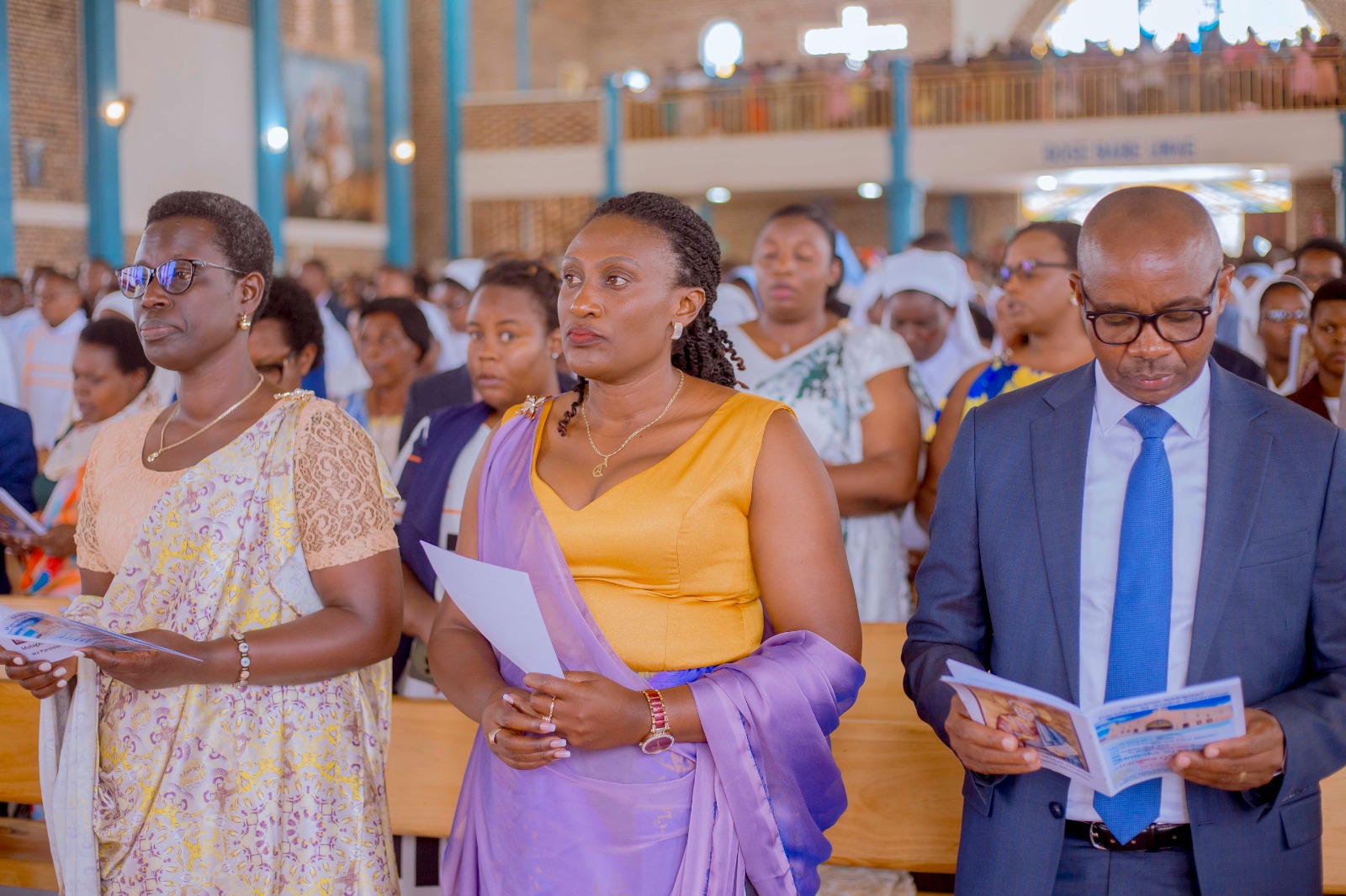 Guverineri w'intara y'amajyepfo Kayitesi Alice ari kumwe n'umuyobozi w'akarere ka Muhanga Madame Kayitare Jacqueline na Honorable Kalinijabo Balteremy.