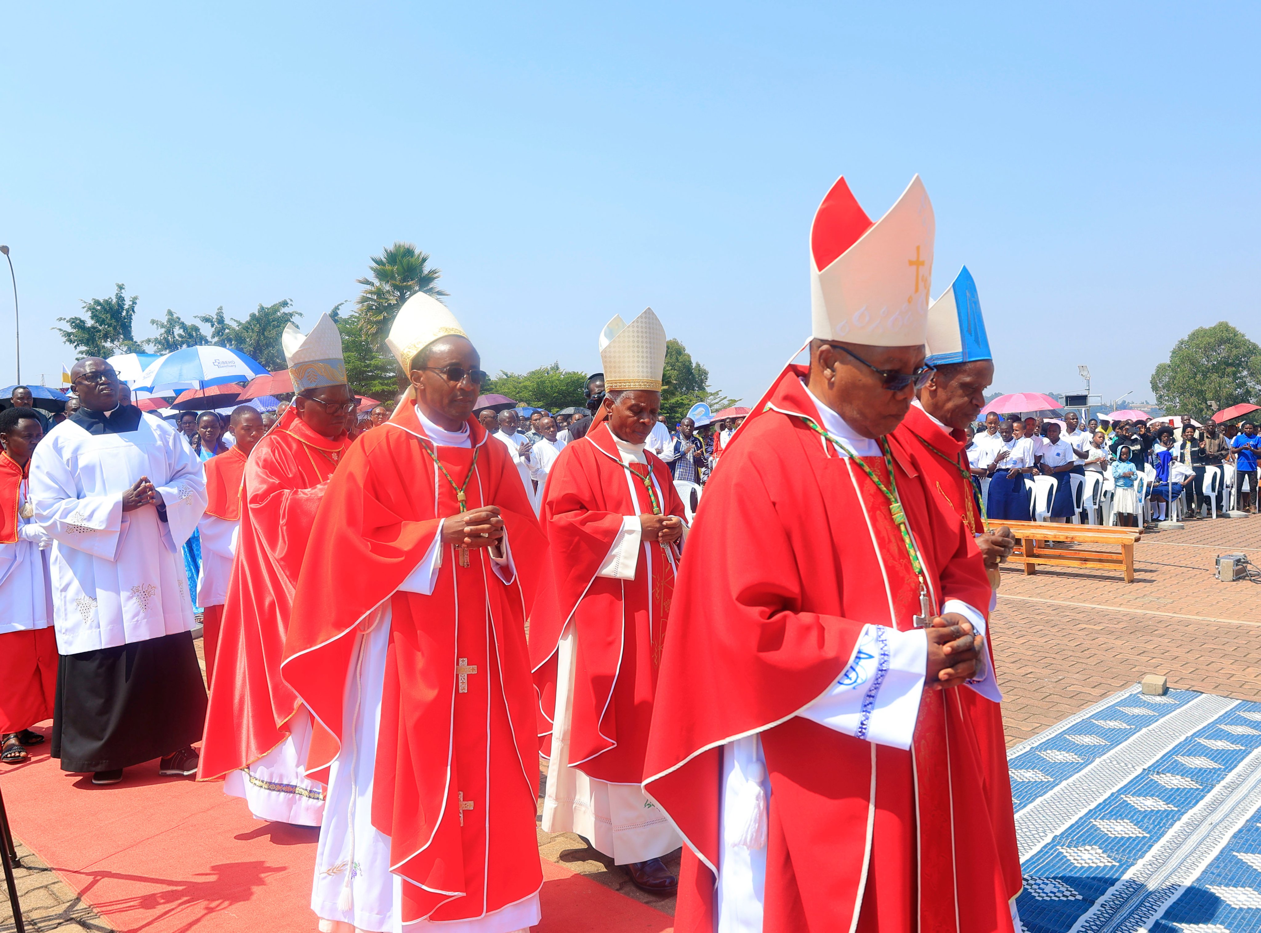 Kibeho: Abepiskopi n'imbaga y'abakristu bizihije imyaka 25 ishize Kiliziya yemeje amabonekerwa ya Bikira Mariya