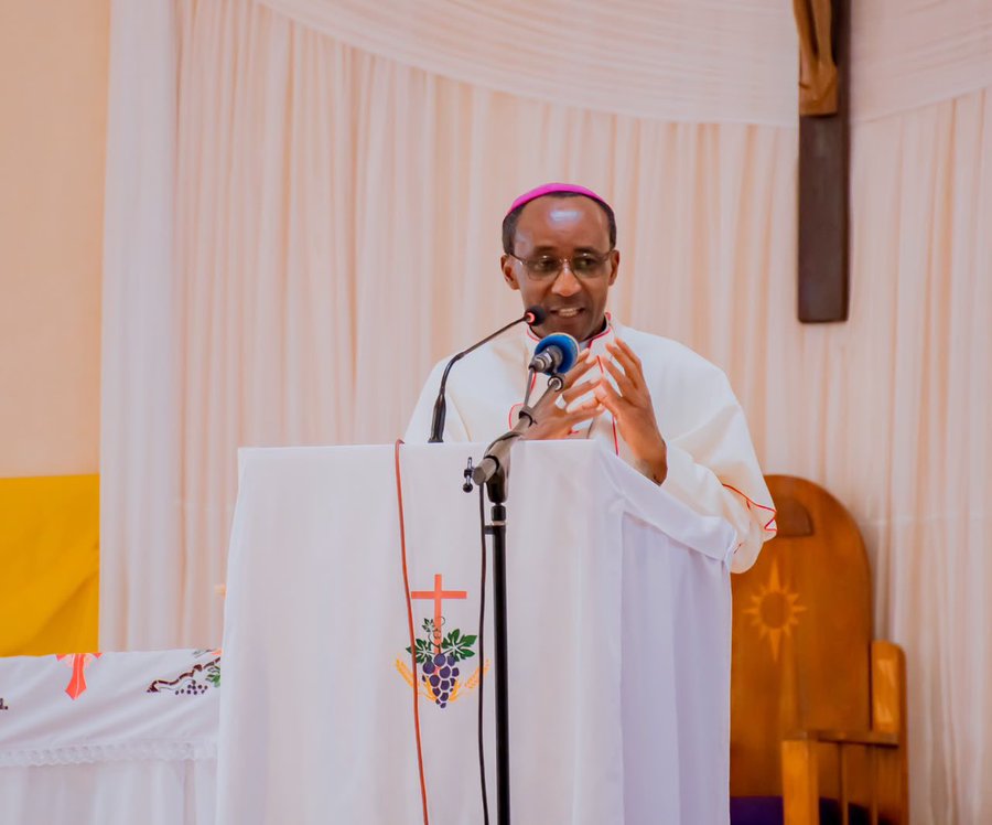 “Ibyuma biragatsindwa n’Imana y’i Rwanda” —Ubutumwa bwa Mgr Sinayobye ku rubyiruko
