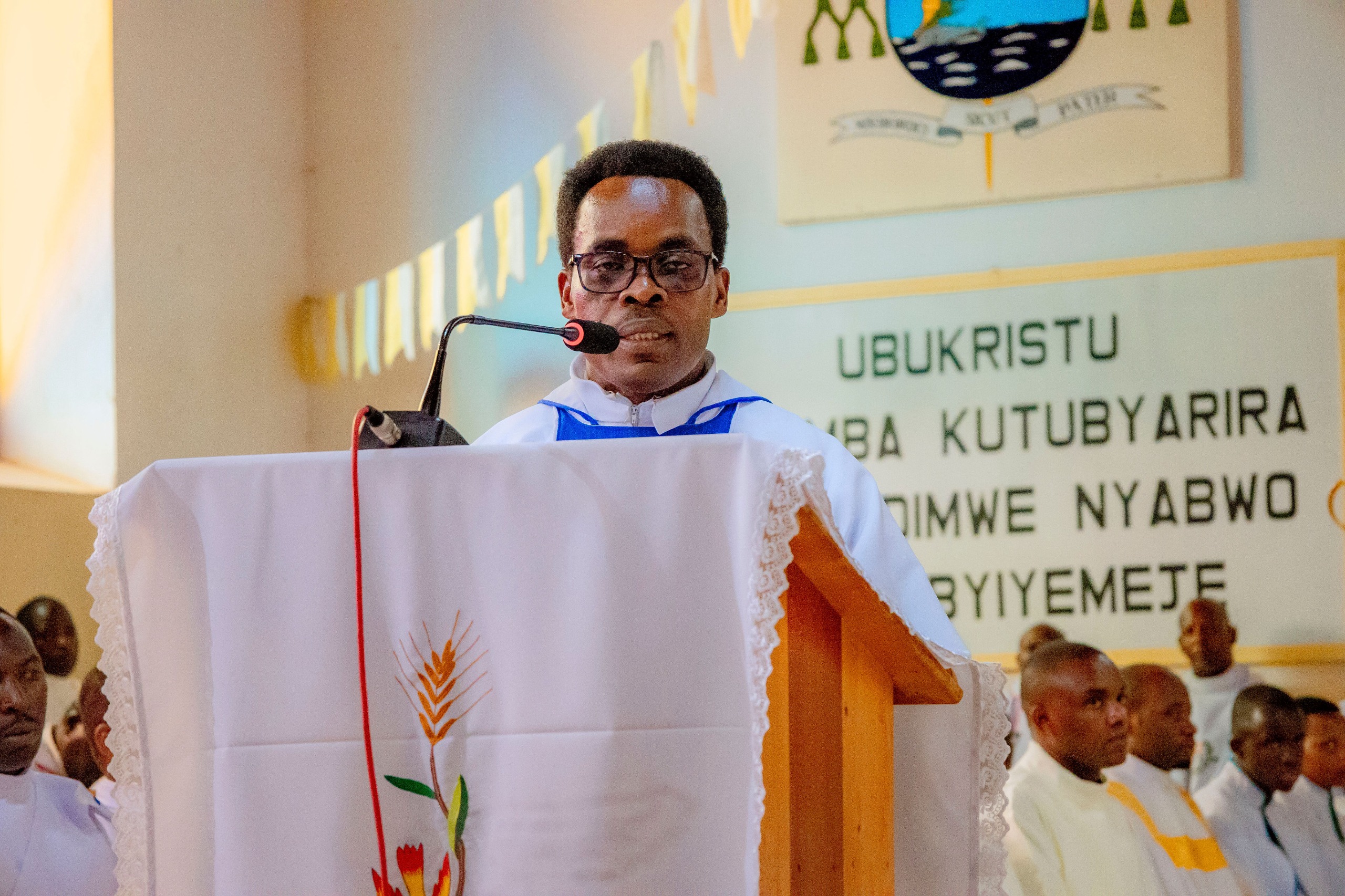 Padiri Leonidas Karekezi yatorewe kuba Igisonga cy’Umwepiskopi wa Nyundo
