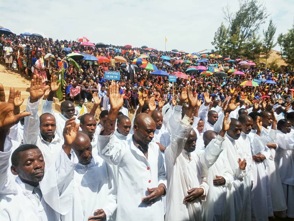 Abakristu baturutse mu masantarali agize iyi paruwasi bari baje ari benshi guhimbaza ibi birori