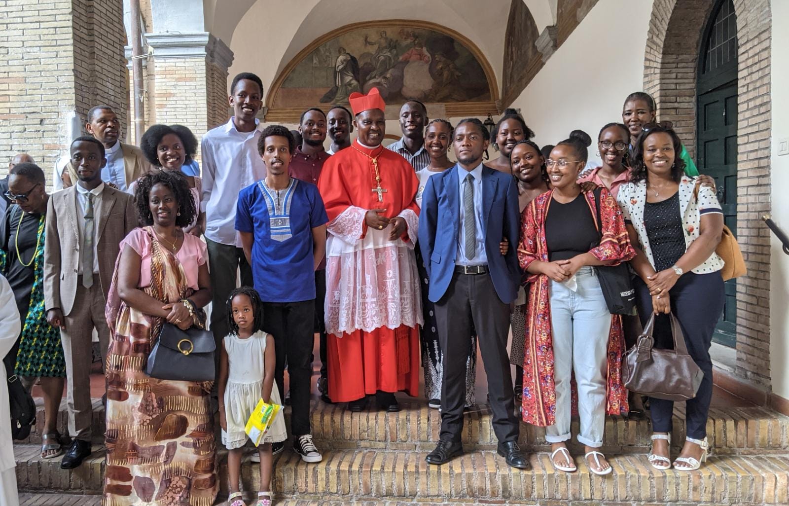 Abakristu b'Abanyarwanda batuye n'abiga i Roma bifatanyije na Karidinali Kambanda wahawe Ubuyobozi bwa Bazilika ya Mutagatifu Sixte