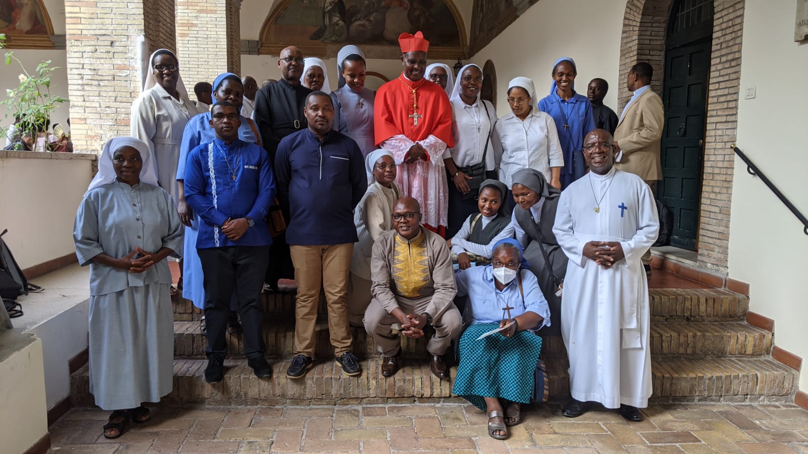 Abihayimana mu miryango itandukanye bakorera i Roma Bakiriye Karidinali Kambanda