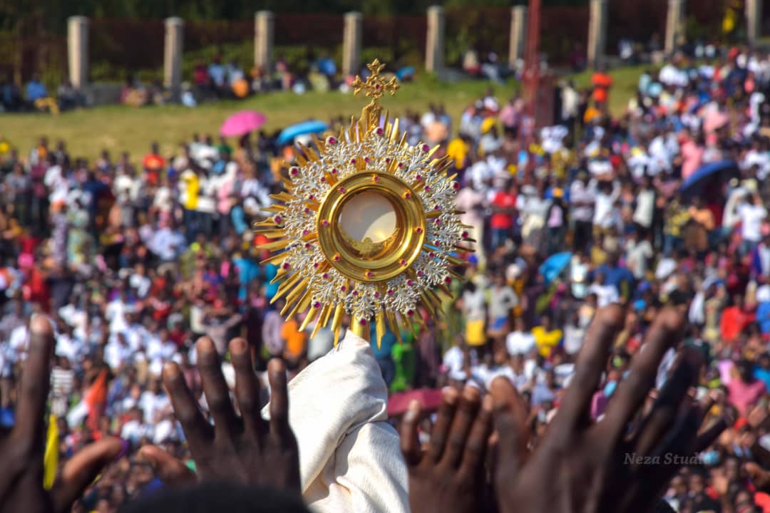 Gushengera Yezu mu Ukarisitiya bifasha abagana Ruhango guhura na Yezu Nyirimpuhwe akabakiza