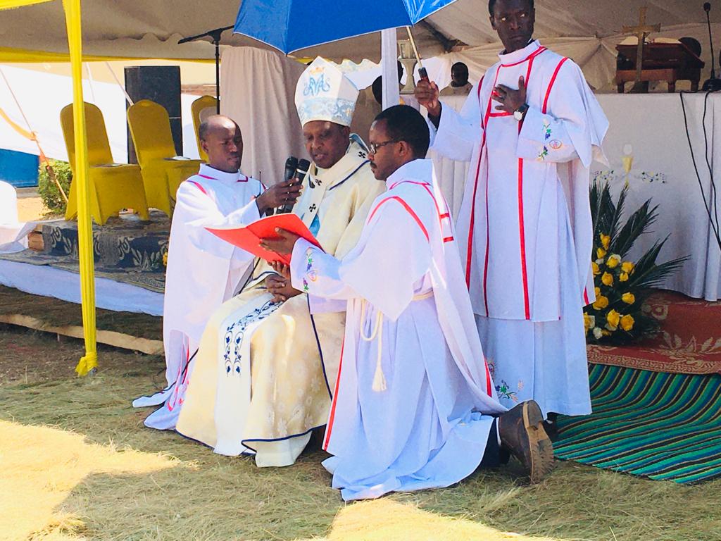 Nyiricyubahiro Antoni Karidinali Kambanda, Arikiyepiskopi wa Kigali ni we wayoboye igitambo cya Misa n'imihango y'Itangwa ry'Ubupadiri ku bapadiri bashya babiri