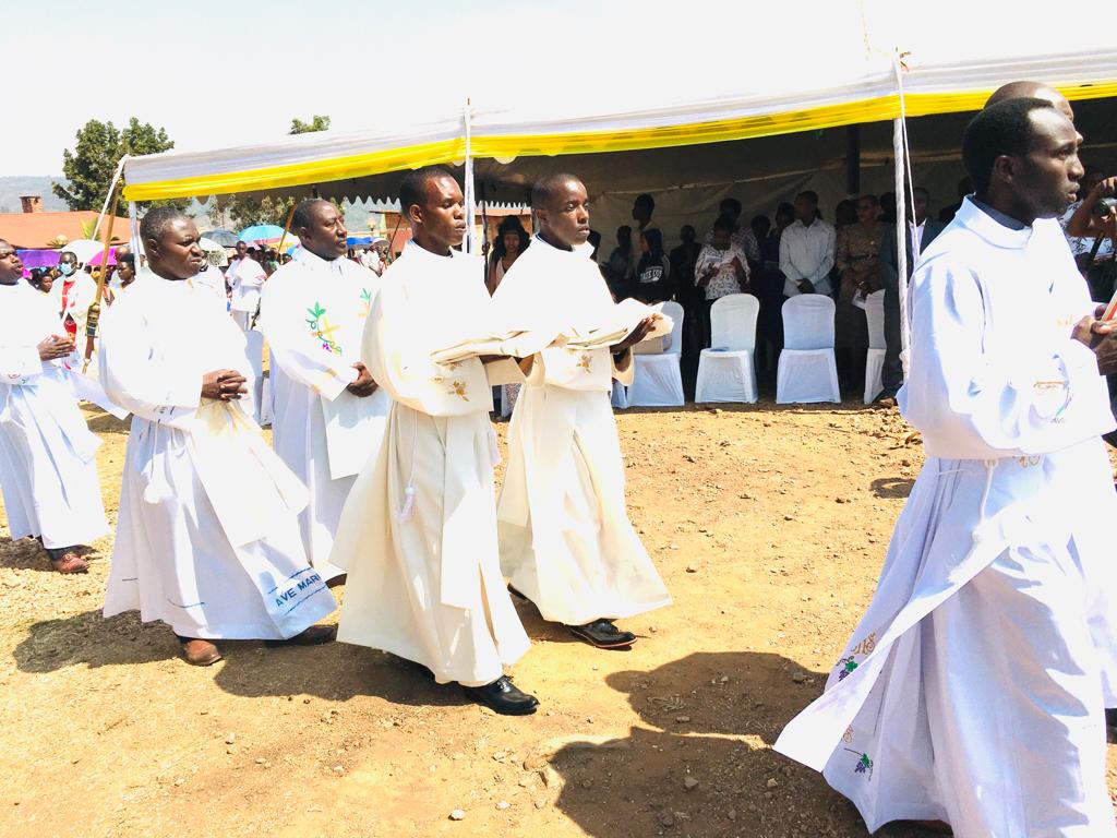 Abakristu ba Paruwasi ya Rutonde bishimiye kwihera ijisho ibirori by'Itangwa ry'ubupadiri bibaye bwa mbere muri iyi paruwasi kuva yashingwa muri 2017