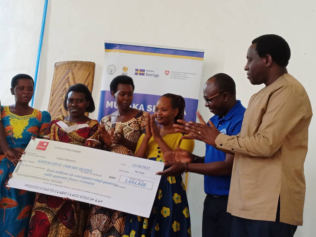 Koperative zatsindiye ibihembo zasabwe kubikoresha neza kugira ngo bizifashe gukomeza gutera imbere