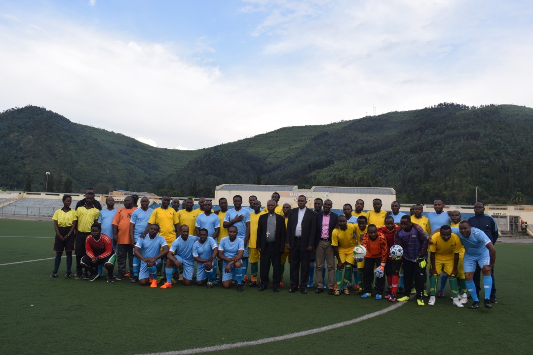 Abapadiri ba diyosezi ya Nyundo bakinnye imikino ya gicuti n'aba diyosezi ya Ruhengeri