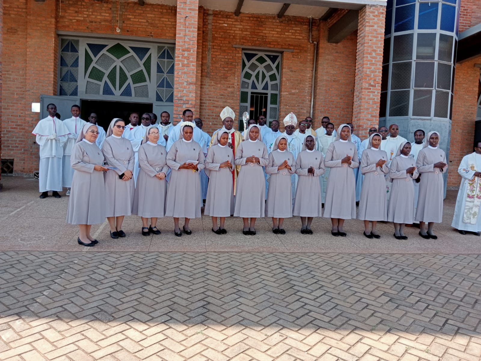 Umuryango w'Abasaleziyane b'imitima mitagatifu bungutse ababikira umunani bashya