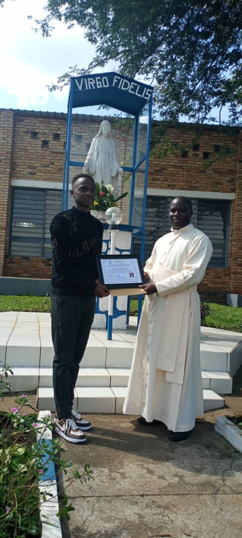 Umuyobozi wa Petit Seminaire Virgo Fidelis yashyikirije Ikimenyetso cy'ishimwe umunyeshuri wagize abandi