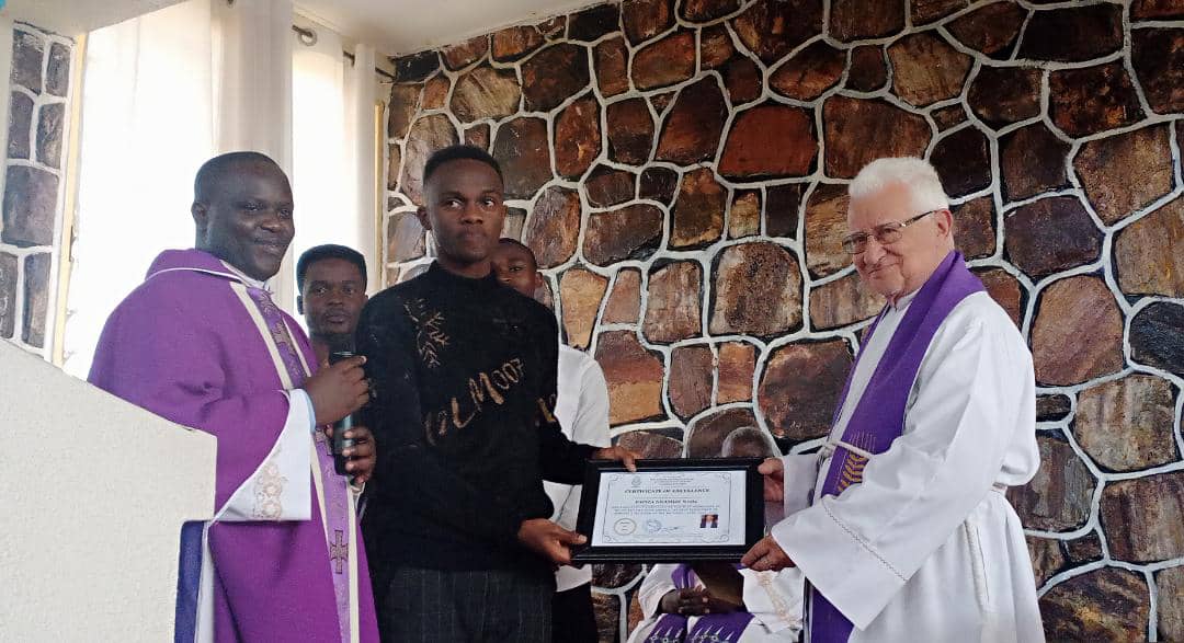 Petit Seminaire Virgo Fidelis Karubanda yashyikirije igihembo Gwiza Ngamije Nesta wabahesheje Ishema mu bizamini bya Leta