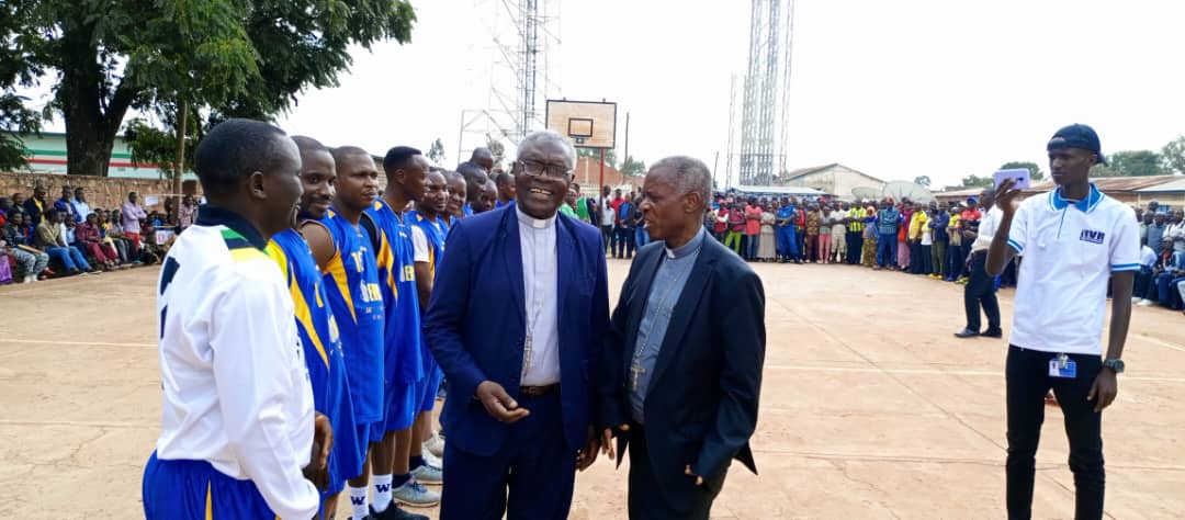 Myr Joachim Ntahondereye wa Muyinga na Myr Visenti Harolimana bitabiriye imikino yahuje abapadiri b'aya madiyosezi