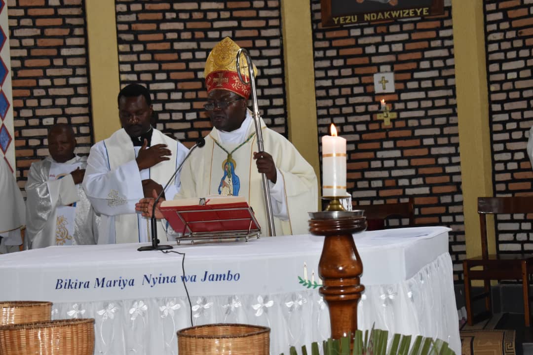 Musenyeri Celestin Hakizimana, Umwepiskopi wa Gikongoro akaba anashinzwe Komisiyo y'Abiyeguriyimana ni we wayoboye Igitambo cya Misa
