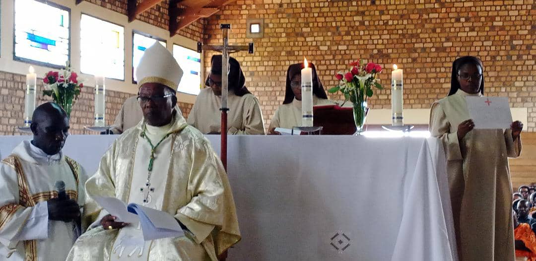 Ababikira batatu bavuka muri paruwasi imwe bakoreye rimwe amasezerano ya burundu mu muryango w'Ababenedigitine