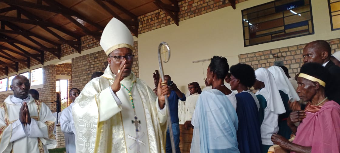 Musenyeri Filipo Rukamba, Umwepiskopi wa Butare ni we wayoboye umuhango w'amasezerano ya Burundu na Yubile mu muryango w'Ababenedigitine
