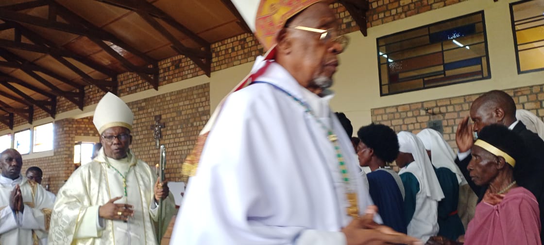 Myr Alexis Habiyambere, Umwepiskopi wa diyosezi ya Nyundo uri mu kiruhuko, yitabiriye ibirori by'amasezerano ya Burundu na Yubile mu muryango w'Ababenedigitine