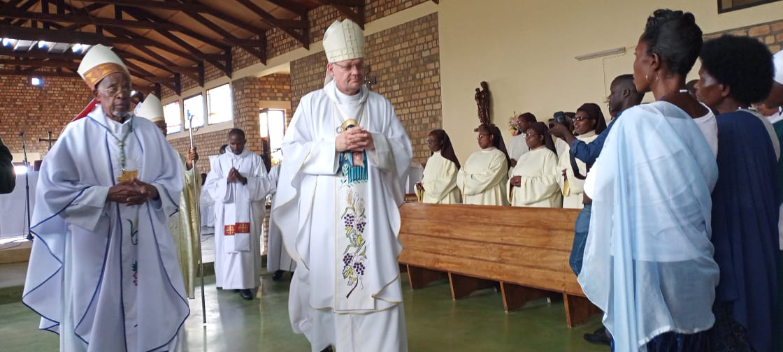 Père Abbe Hugues Paulze dívoy, Umuyobozi mukuru w'Abashanuwani [chanoines] ba Mutagatifu Agusitini uri mu ruzinduko muri Paruwasi ya Simbi yifatanyije n'umuryango w'Ababenedigitine mu birori by'amasezerano ya Burundu na Yubile