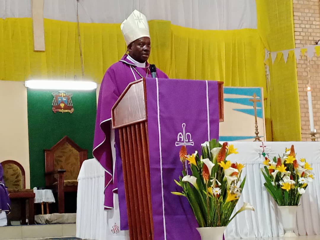 Myr Papias Musengamana umwepiskopi wa Byumba ni we wayoboye umuhango wo gushyingura padiri Francis I Butare