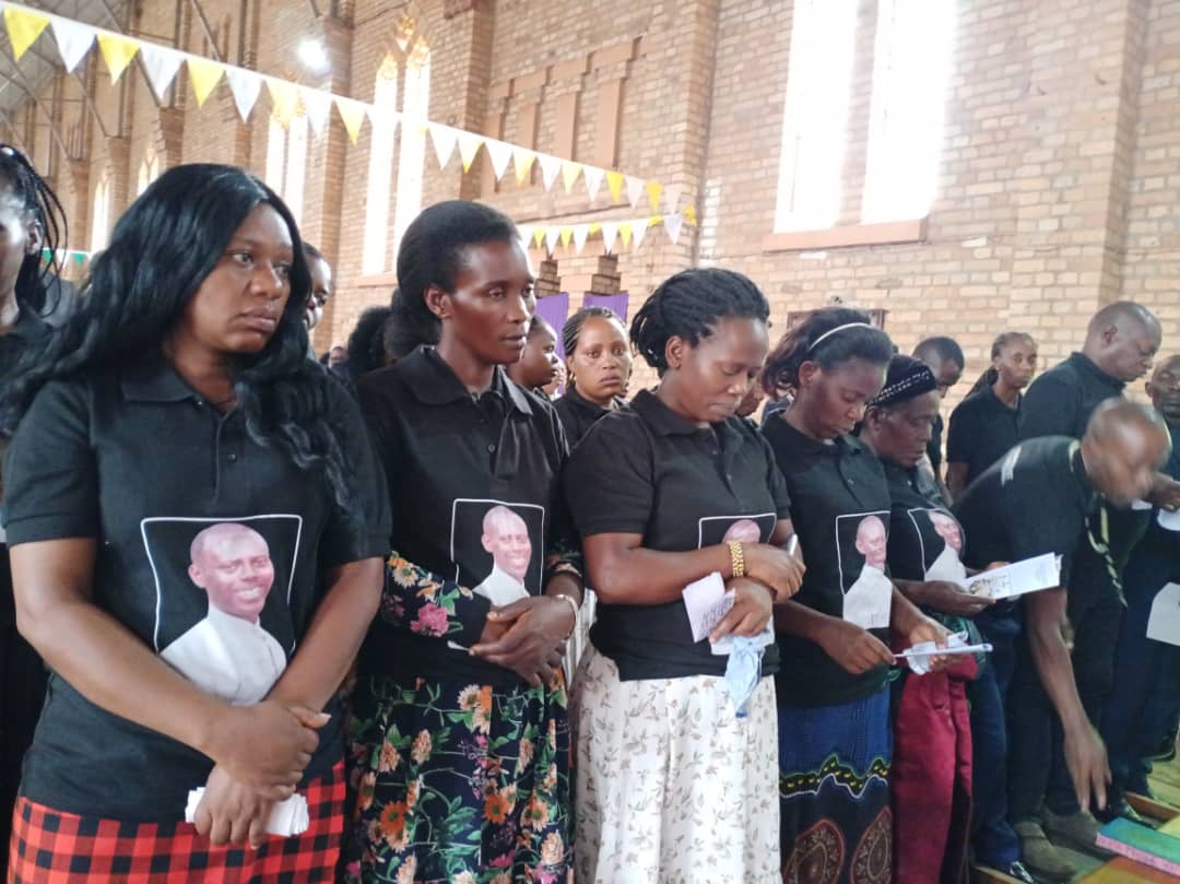 Abo mu muryango wa Padiri Francis baturutse mu gihugu cya Uganda bitabiriye umuhango wo kumushyingura I Butare