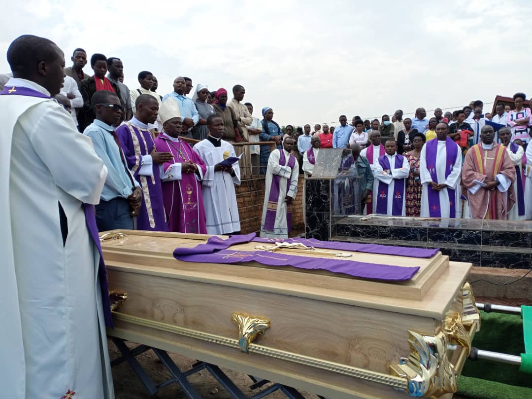 Padiri Francis Ndawula witabye Imana yashyinguwe I Butare