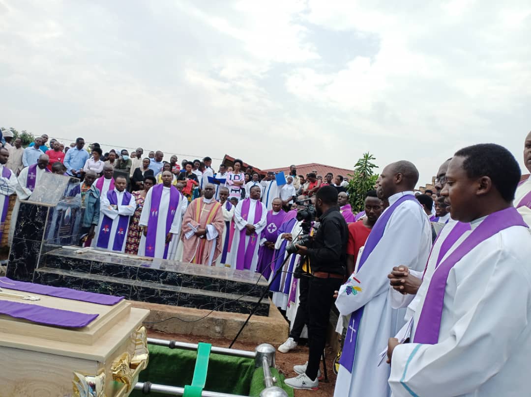 Abapadiri, Abihayimana n'Abakristu bitabiriye ari benshi umuhango wo gushyingura padiri Francis
