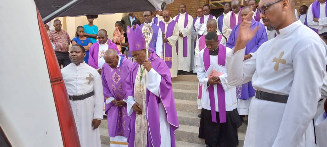 Myr Anaclet Mwumvaneza ni we wayoboye umuhango wo gushyingura Furere Justin wabereye mu Byimana